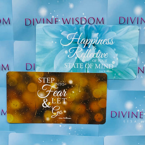 Įkvėpimo kortelės Divine Wisdom, stačiakampės blizgios kortos: mėlyna „Happiness“ ir auksinė „Step into Fear“ su skirtingomis įkvepiančiomis citatomis
