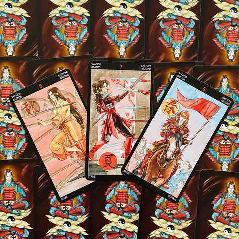 tarot kortos japoniško dizaino, trys atverstos raudonų motyvų kortos centre ant pasikartojančių nugarėlių fono