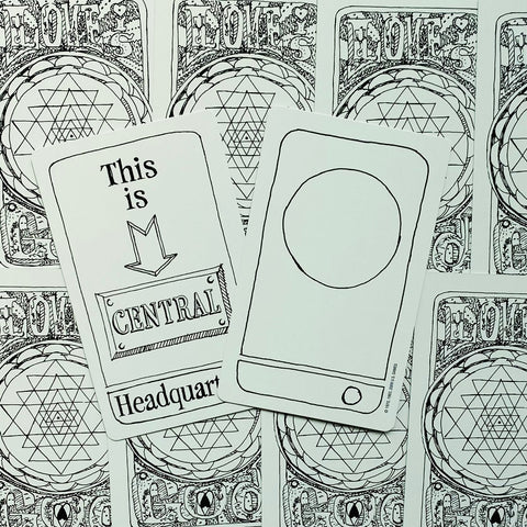 Kortos: juodai baltas iliustruotas kortų rinkinys, dvi viršutinės kortos – CENTRAL Headquarters ir tuščia telefono ikonos korta, dekoruotos geometriniu užpakaliuko raštu