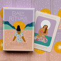 Orakulo kortos Daily Rituals — pastelinė dėžutė ir atidengta Mindfulness korta, skirta kasdienei meditacijos praktikai