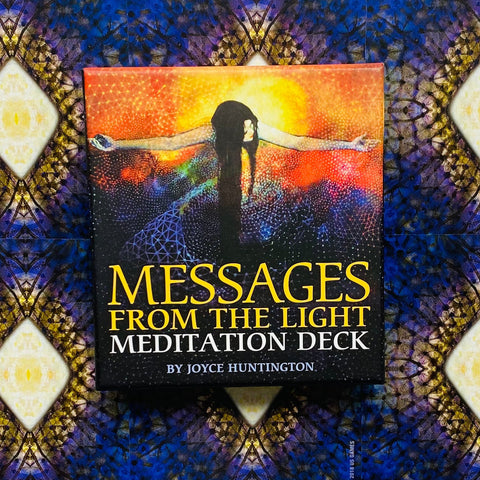 Meditacijos kortų rinkinys „Messages from the Light“ Joyce Huntington, spalvingas kosminis viršelis su ištiestomis rankomis