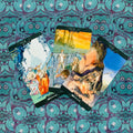 Tarot kortos akvareliniais piešiniais, trijų kortų platus išdėstymas ant turkio rašto audinio, matomos detalės ir spalvos