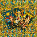 Tarot kortos — trijų Didžiųjų Arkana kortų fanuotas išdėstymas ant ryškios geltonai‑mėlynos ornamentuotos medžiagos