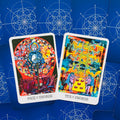 Tarot kortos – spalvingas iliustruotas komplektas, matomi Page of Swords ir Ten of Swords priekiniai paveikslėliai bei mėlyni ornamentuoti nugarėliai