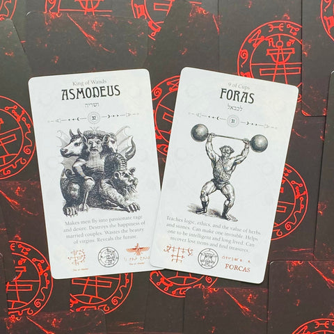 tarot kortos komplektas su baltomis iliustruotomis Asmodeus ir Foras kortomis, parodytas priekis ir skirtingi dizainai