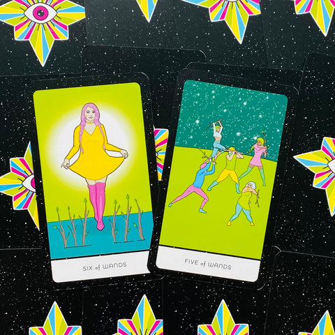 Tarot kortos neoninės iliustruotos (Six of Wands ir Five of Wands), ryškūs geltoni, rožiniai ir žali tonai ant juodo žvaigždėto fono
