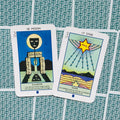 Tarot kortos su mėlynomis nugarėlėmis, dvi atverstos kortos (Mėnulis ir Žvaigždė) parodytos iš viršaus