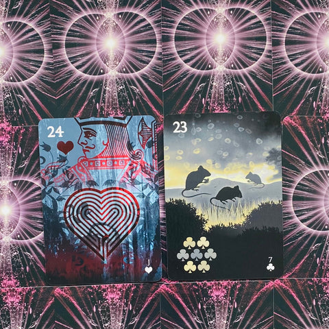 Lenormand kortos, priekiniai 24 (Širdis) ir 23 (Peliukai) kortų dizainai mėlyno‑juodame fone