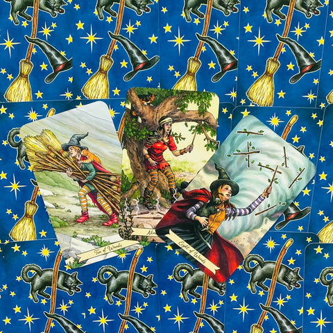 Tarot kortos raganų tematikos komplektas — trys išskleistos Lazdų kortos ant mėlynos žvaigždėtos nugarėlės