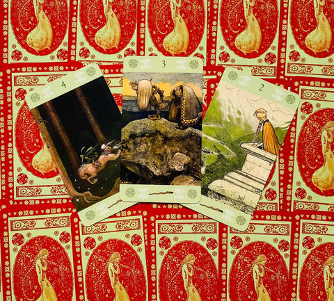 tarot kortos stilingas plokščias išdėstymas: trys ranka iliustruotos kortų veido versijos (4, 3, 2) ant raudono ornamentuoto nugarėlių fono