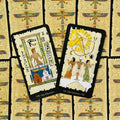 Tarot kortos egiptietiško papiruso dizaino su juodais kraštais, kampu atverstos kortos „Chariot“ ir „Lovers“ — skirtos skaitymui ir dovanai