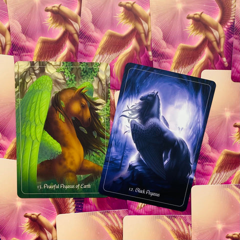 Pegasas kortos, dvi atverstos versijos – žalia Peaceful Pegasus of Earth ir tamsi Black Pegasus ant rožinio sparnuoto fono, pabrėžia skirtumus