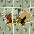 tarot kortos Rider–Waite, trijų kortų išdėstymas ant žalsvų raštuotų nugarėlių, aiškūs spalvoti piešiniai