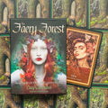 Orakulo kortos The Faery Forest – juoda dėžutė su raudonplaukės fėjos viršeliu ir šiek tiek atversta ruda korta