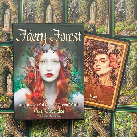 Orakulo kortos The Faery Forest – juoda dėžutė su raudonplaukės fėjos viršeliu ir šiek tiek atversta ruda korta
