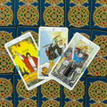 Tarot kortos — trys atverstos Didžiosios Arkos kortos (Magas, Kvailys, Kardų karalius) ant mėlynos nugarėlės su auksiniu ornamentu