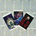Tarot kortos su trimis atverstomis kortomis ant geometriniu raštu padengtų nugarėlių, paruoštos skaitymui