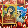 Orakulo kortų rinkinys Claudia Olivos „Sacred Mothers & Goddesses“ su dėžute ir Mary Magdalene korta, matomas pakrypęs kampas