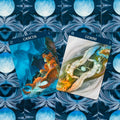 Tarot kortos Vėžys ir Dvyniai, ryškios meninės iliustracijos ant mėlyno mėnulio fono, pristatomos iš priekio