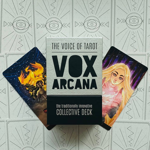 Vox Arcana tarot kortų dėžutė baltai‑juodu dizainu centre, dvi spalvingos iliustruotos kortos fone, produktas išsamiai parodytas