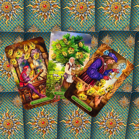 tarot kortos trys spalvingos Pentaklių kortos (6, 7, 8) iš Rider stiliaus, priekiniai motyvai ant mėlyno ornamentuoto fono