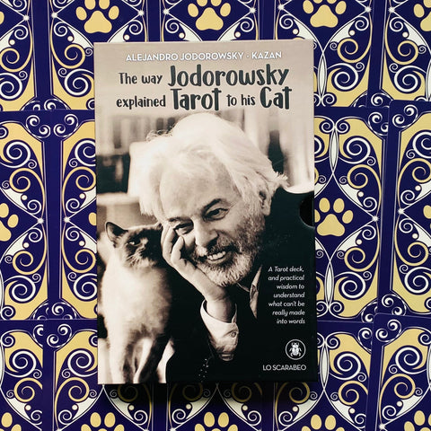 Tarot kortos Jodorowsky rinkinys Lo Scarabeo — juodai baltas dėklas su autoriaus portretu ir kate, fotografuotas iš viršaus