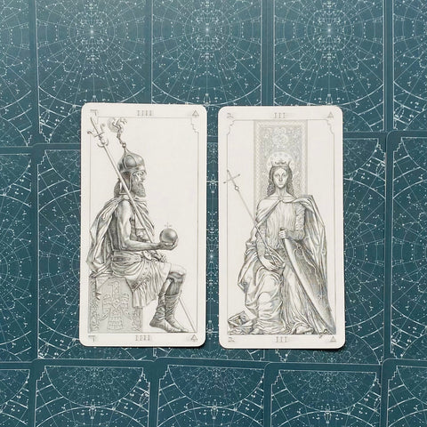 Tarot kortos su dviem atverčiamos baltos iliustracijos kortomis (karalius ir karalienė) ant petrolinės žvaigždėtos nugarėlės, detalūs piešiniai
