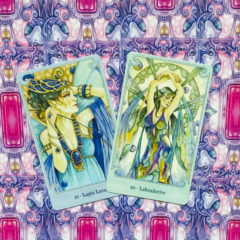 Kortų rinkinys su Lapis Lazuli ir Labradorite kortomis ant ornamentinio rausvo–violetinio fono