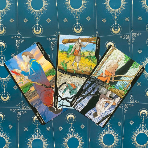 tarot kortos — trys Lazdų kortos (Puslapis, 9 ir 10), išdėstytos vėduokle ant tamsiai mėlyno saulės ir mėnulio dizaino fono