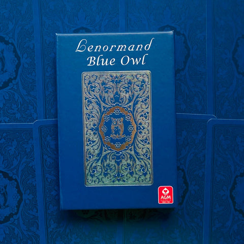 Lenormand kortos Blue Owl mėlyname dėkle su auksiniu ornamentu pelėdos motyvu priekyje ir mažu AGM logotipu