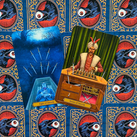 tarot kortos — artimas dviejų kortų išdėstymas: Aštuoni kalavijai ir Septyni kalavijai ant mėlynų, paukščio nugarėlių, akcentuota simbolika