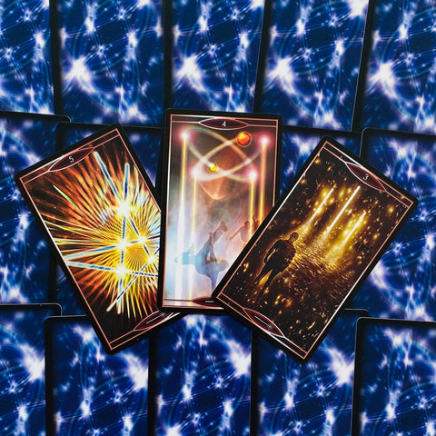 Tarot kortos trijų kortų išklotė su ryškiomis, siužetinėmis kortomis centre ant mėlynų nugarėlių