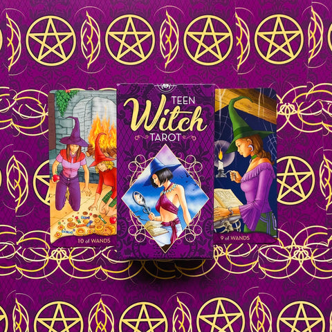 Produktų puslapyje — priekinė Teen Witch Tarot dėžutė centre ant violetinio pentagramų audinio, šone matomos 10 ir 9 Lazdų kortos
