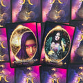Tarot kortos su atverstu Mary Magdalene ir Lilith dizainu, ryškūs violetiniai fonai ir auksiniai akcentai