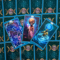 tarot kortos mėlynais borteliais — trijų kortų išklotinė su burtininku, Neptūnu ir žvaigždžių motyvu