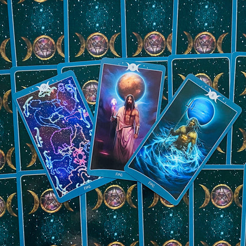tarot kortos mėlynais borteliais — trijų kortų išklotinė su burtininku, Neptūnu ir žvaigždžių motyvu