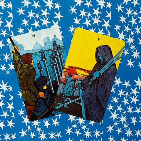 Tarot kortos su kardais — retro iliustracijos V ir VI, geltona ir mėlyna versijos, dvi persidengiančios kortos ant mėlyno žvaigždėto fono