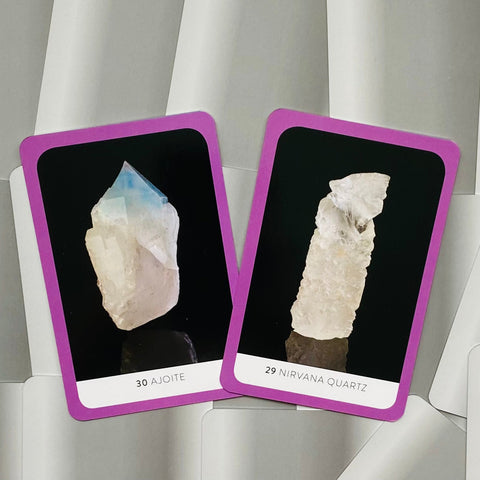 Kortos su kristalų iliustracijomis Ajoite ir Nirvana Quartz violetiniu rėmeliu, dvi kortos šalia