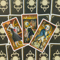 Tarot kortos rinkinys: trys atverstos kortos (III, IV, V) su siurrealistinėmis figūromis ant tamsių ornamentuotų nugarėlių