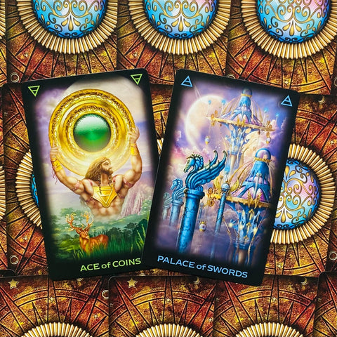 tarot kortos Ace of Coins ir Palace of Swords ant auksinio ir mėlyno ornamentuoto fono, pabrėžiančios detales ir ryškias spalvas