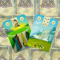 Kortos Lenormand – atviri numeruoti 21 ir 22: spalvotos peizažinės kortelės su vingiuotu keliu, žmonių figūromis ir keltų rašto nugarėlė