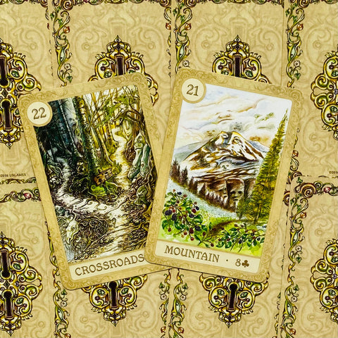 Kortos lenormand: dvi atviros kortos — 22 Crossroads ir 21 Mountain ant dekoratyvios smėlio spalvos galinės pusės