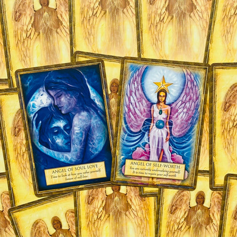 angelų kortos su dviem atverstomis kortomis — mėlyna Soul Love ir rožinė Self‑Worth ant auksinių nugarėlių, skirtos intuityviam skaitymui