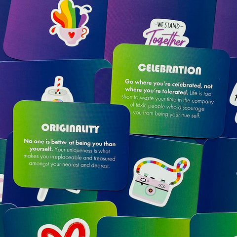 Įkvėpiančios kortelės su žaliu ir mėlynu gradientu akcentuoja Originality ir Celebration tekstus bei spalvingus lipdukus, parodytos arti, kad matytųsi variantų dizainas