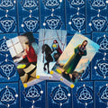 tarot kortos trijų atverstų kortų rinkinys su tamsiai mėlynomis nugarėlėmis ir raiškiomis charakterių iliustracijomis