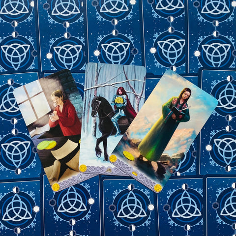 tarot kortos trijų atverstų kortų rinkinys su tamsiai mėlynomis nugarėlėmis ir raiškiomis charakterių iliustracijomis