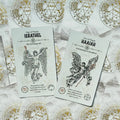 Tarot kortos atviros: baltos kortos su auksiniu magiškų simbolių fone, Ierathel ir Haaiah variantai kampu išdėstyti