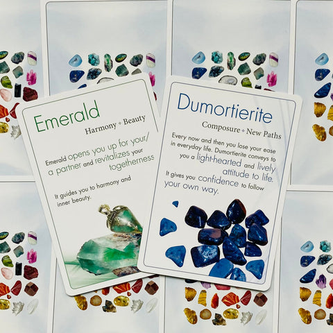 Kristalų informacinės kortelės, atverstos Emerald (žalia) ir Dumortierite (mėlyna) variantams, aiškiai pateikia savybių aprašymus ir iliustracijas