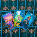 Tarot kortos mėlynomis nugarėlėmis, trys atverstos kortos rodant Žemės ir Vandens motyvus, plokščiai išdėstytos produkto detalėms