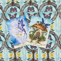 Tarot kortos – mėlyna fėja ant mėnulio ir grybų namelio kortos, dvi skirtingos priekinio dizaino kortos ant drugelių ir gėlių fono, fotografuota iš viršaus